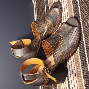 Halmanera chunky  sandals
